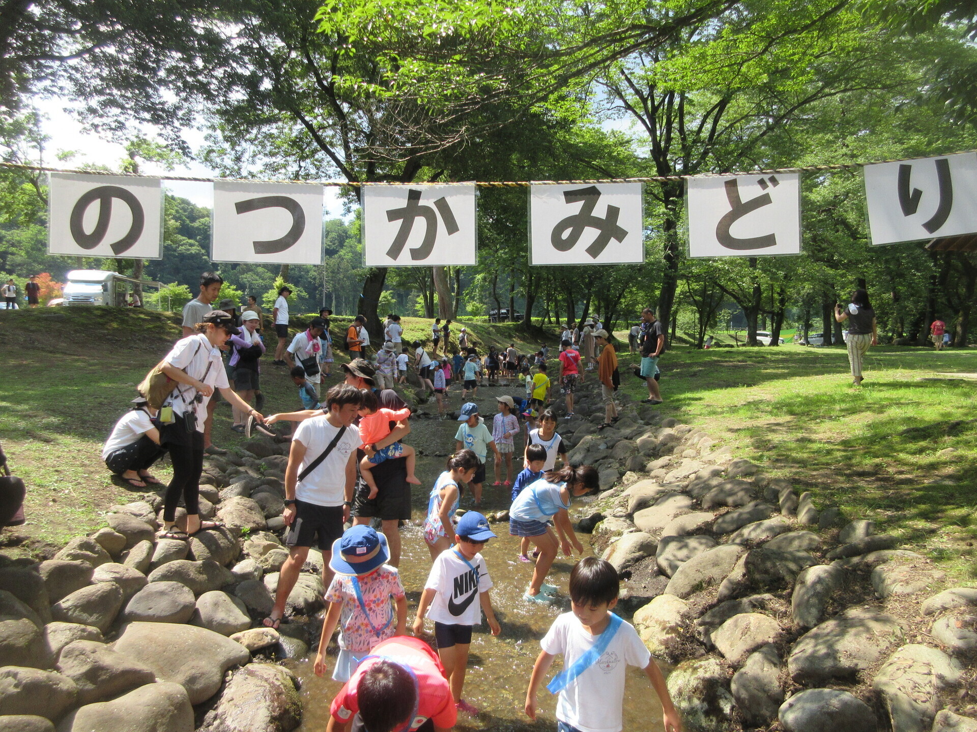 マスのつかみ取り体験: 鳥野目河川公園オートキャンプ場のブログ